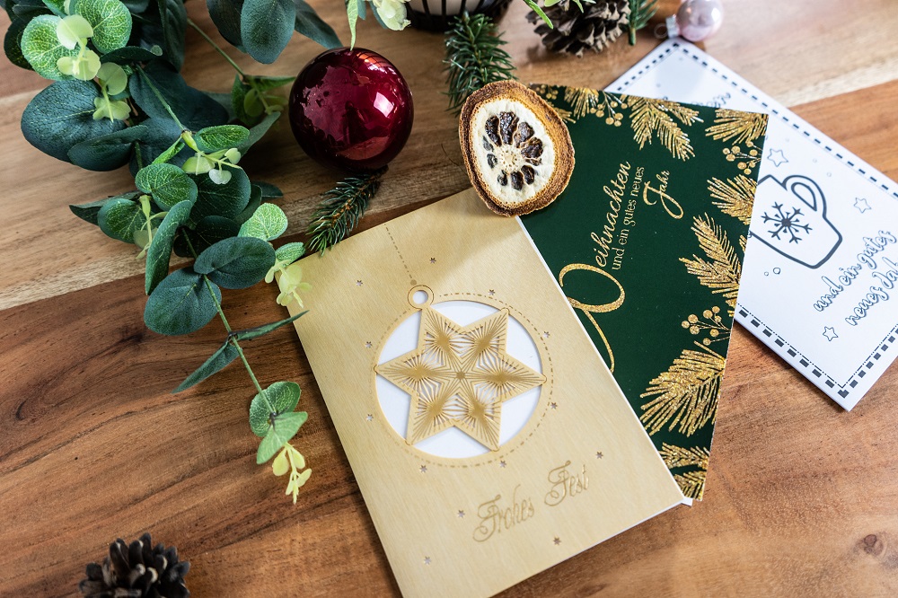 Drei Weihnachtskarten mit Adventsdekoration