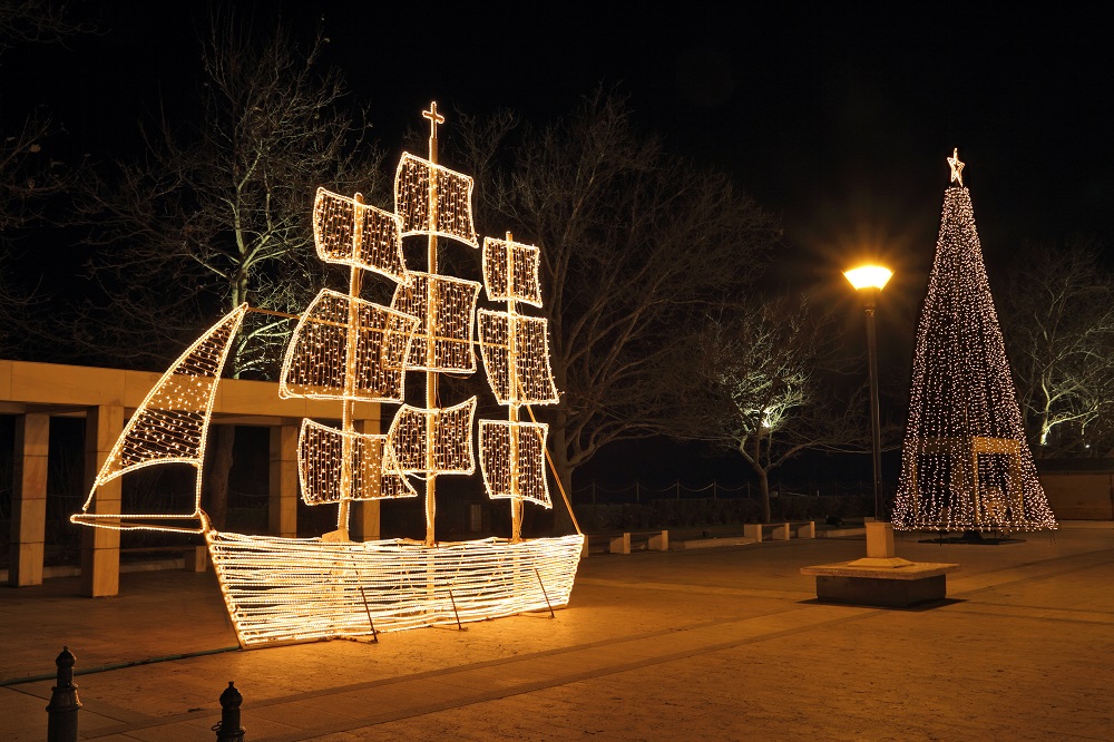 In Griechenland findet man zur Weihnachtszeit auch festlich dekorierte Boote.