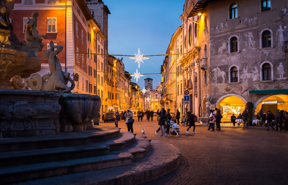 Weihnachtlich geschmückte Straße in Italien.