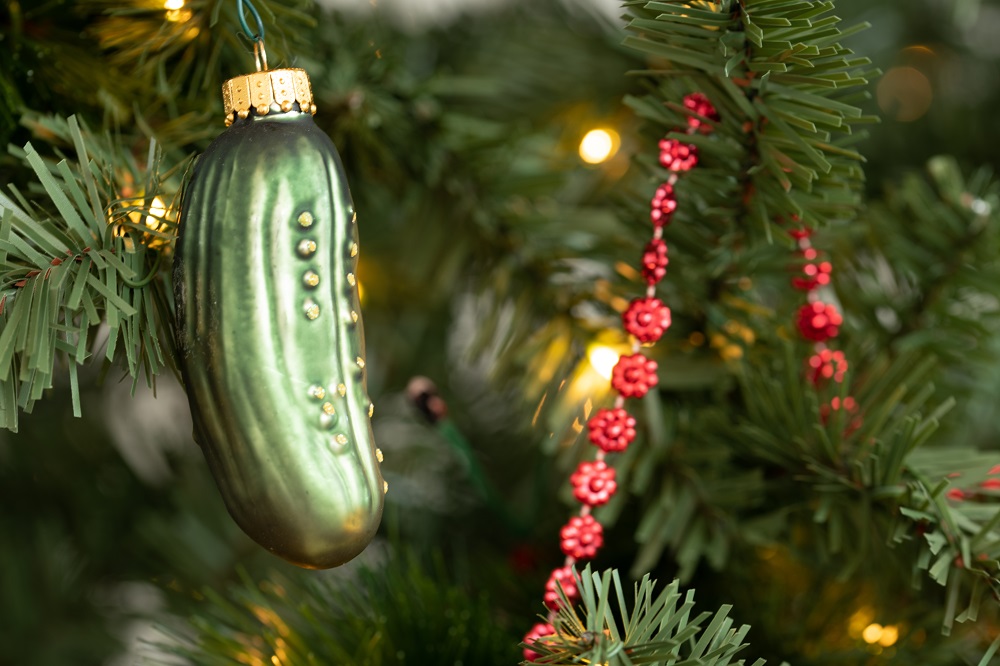 Kurioser Weihnachtsbrauch in den USA: Weihnachtsgurke am Tannenbaum.