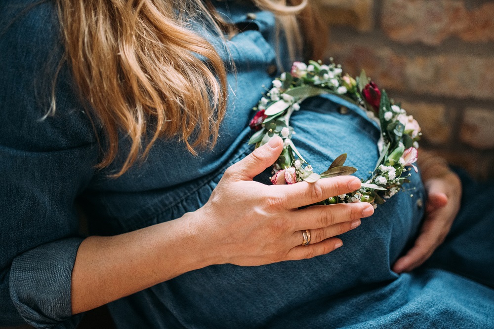 Schwangere fasst sich an Babybauch