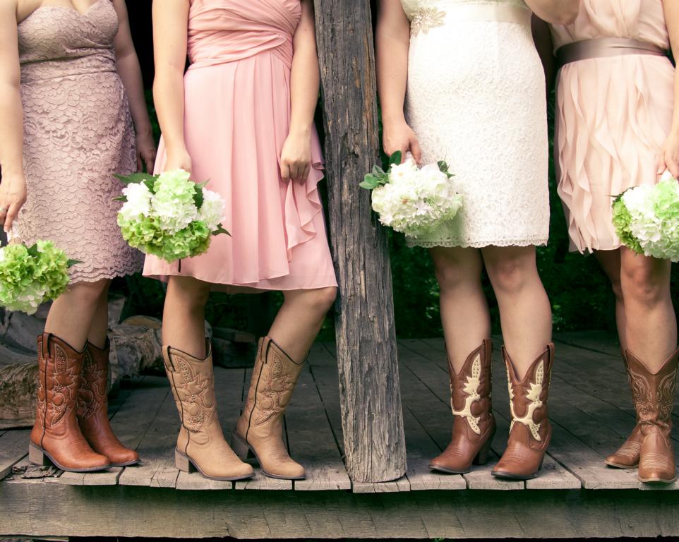 Brautjungfern in Stiefeln beim Hochzeitsmotto Western 