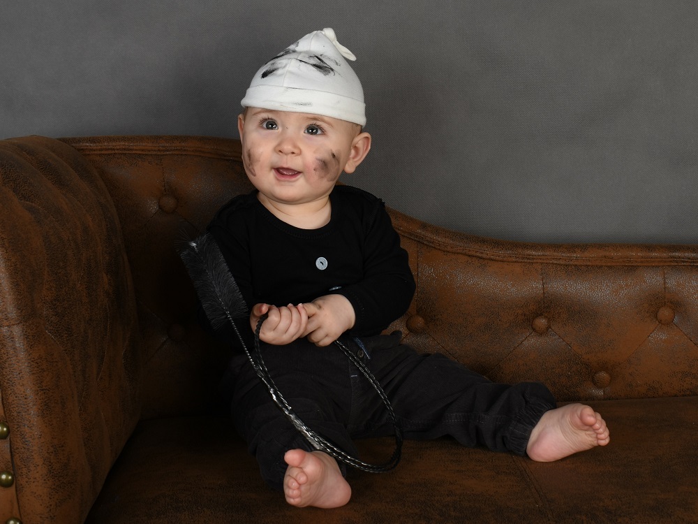 Baby verkleidet als Schornsteinfeger