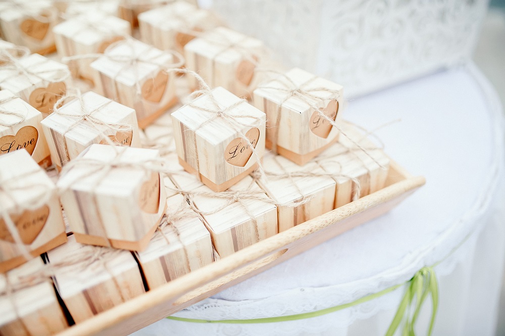 kleine Gastgeschenke zur Hochzeit in hübscher Verpackung