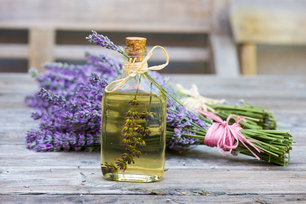 Flasche mit selbstgemachtem Lavendel-Öl