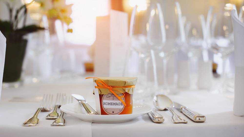 Glas mit selbstgemachter Marmelade als Gastgeschenk zur Hochzeit
