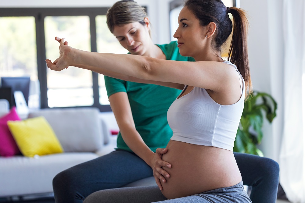 schwangere Frau besucht Geburtsvorbereitungskurs