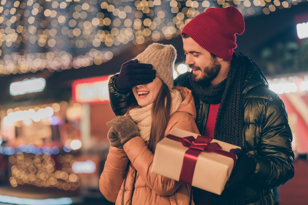 Mann überrascht Freundin mit Weihnachtsgeschenk