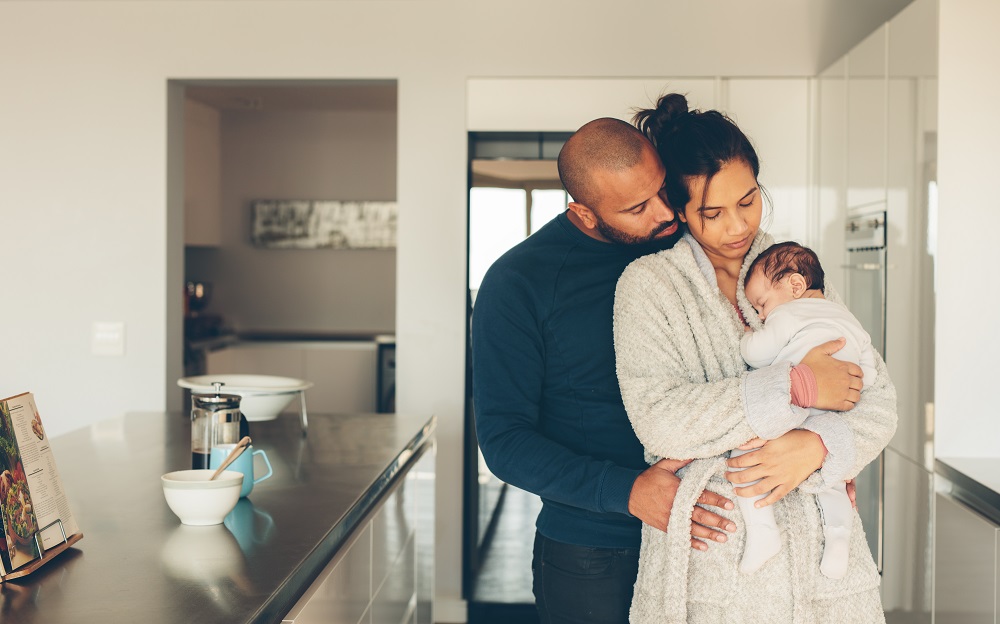 Eltern mit Baby während der Elternzeit