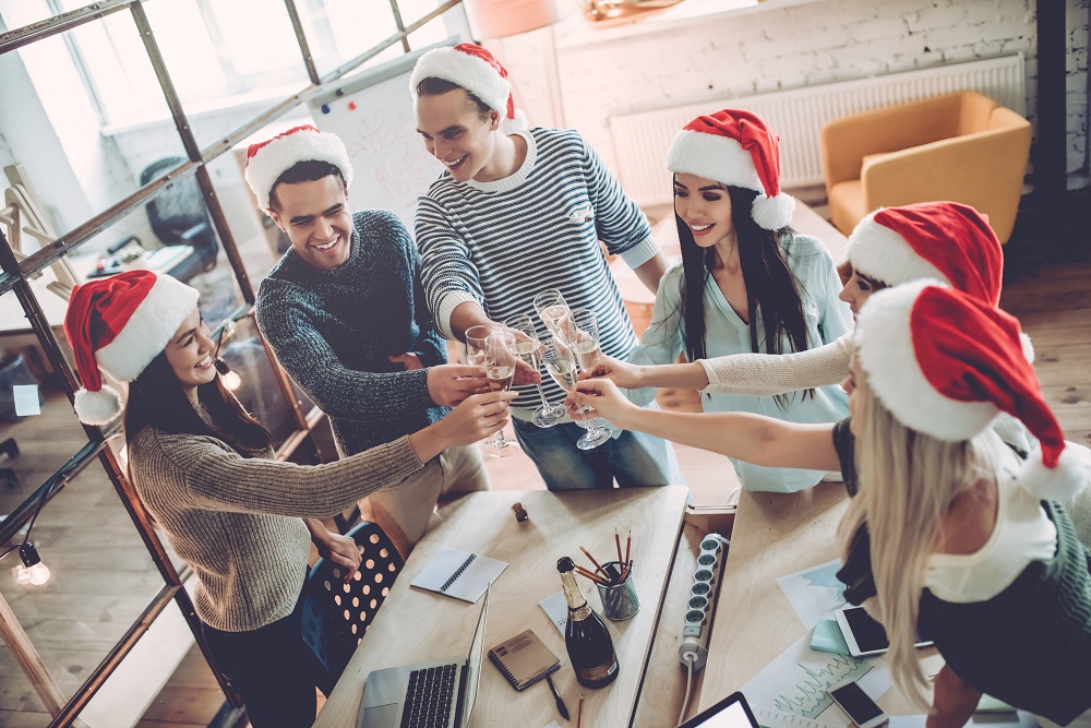 Kollegen stoßen zur Weihnachtsfeier an