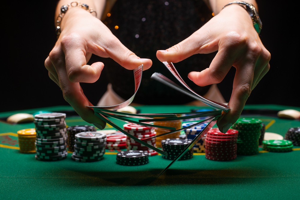 Poker-Karten und Chips im Casino