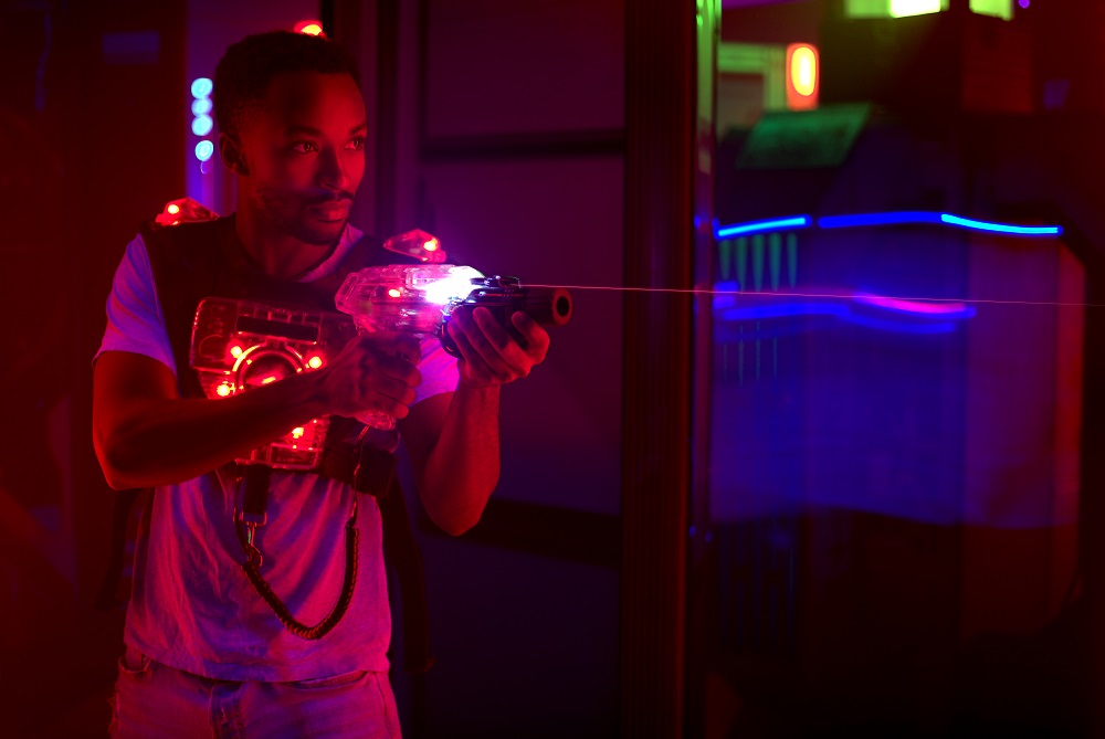 Mann beim Lasertag spielen