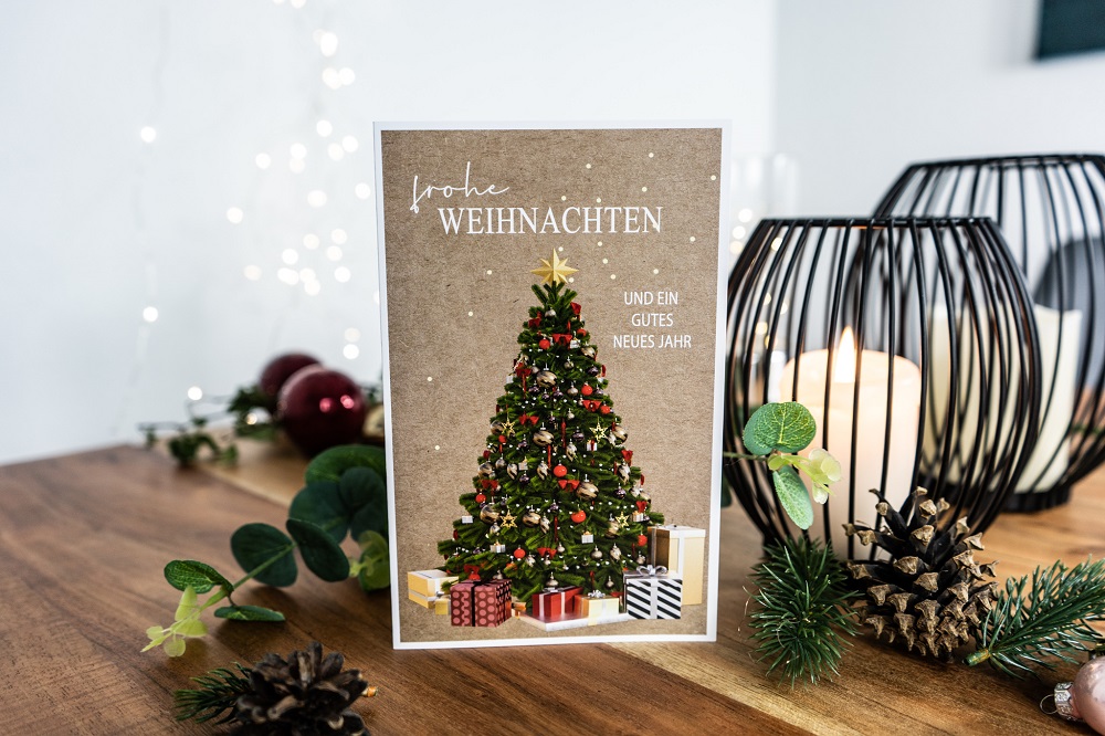 Weihnachtskarte mit Tannenbaum vor Dekoration