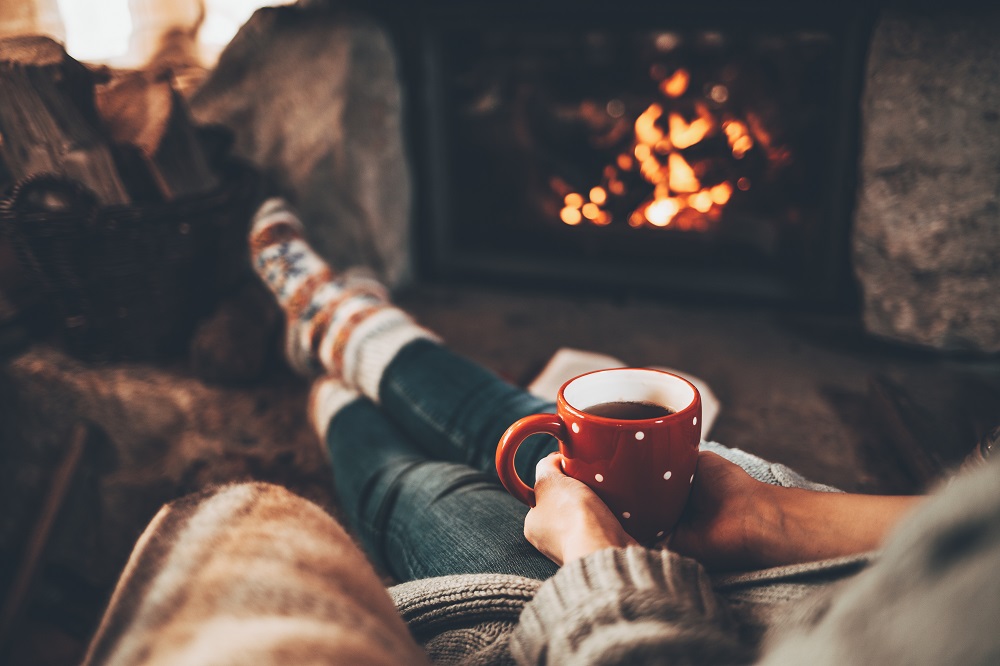 Vorweihnachtliche Zeit bei einer Tasse Punsch und vor dem Kamin genießen