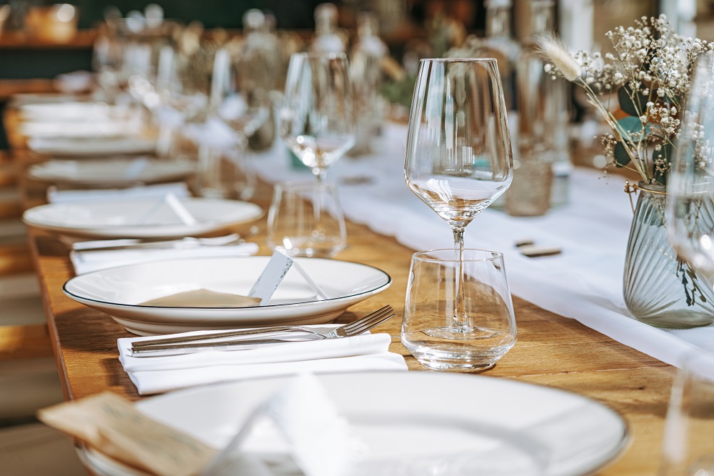 festlich geschmückter Tisch zur goldenen Hochzeit