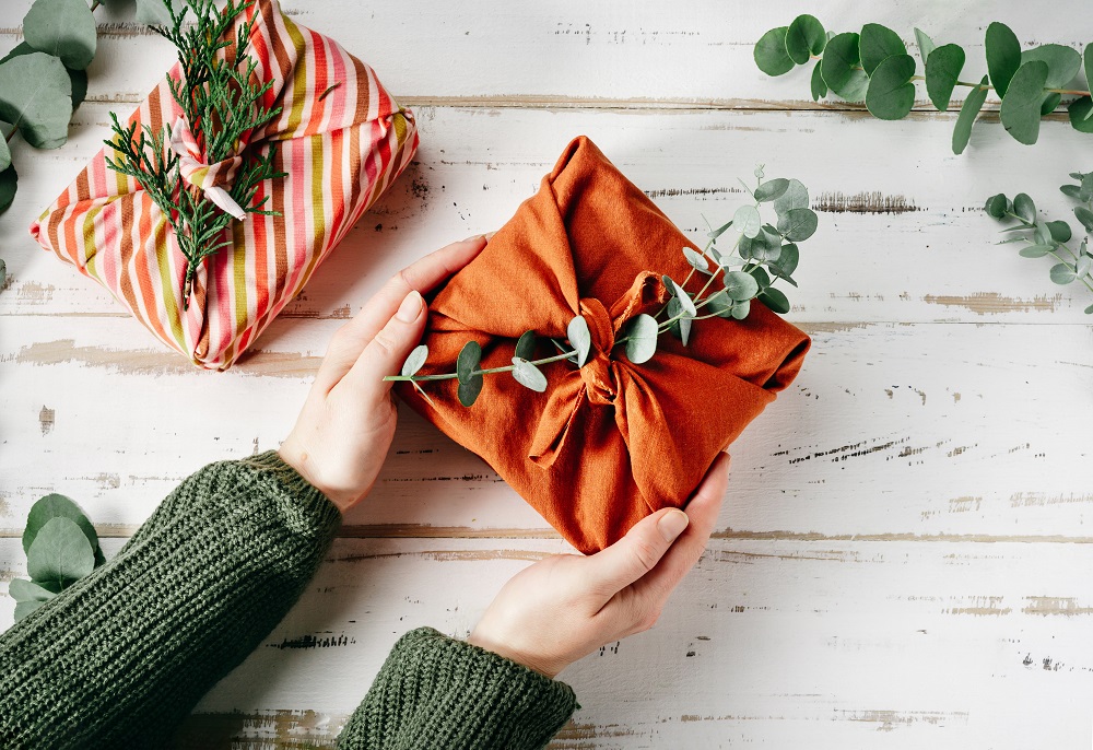Weihnachtsgeschenke mit Furoshiki nachhaltig verpacken