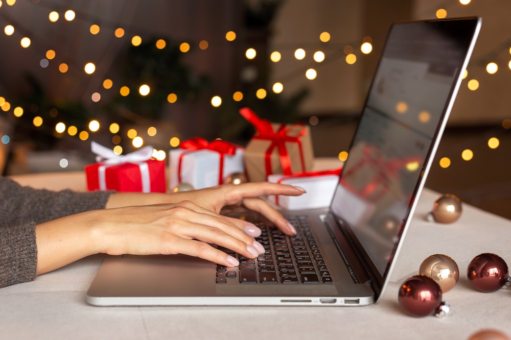 Frau am Laptop mit weihnachtlicher Deko