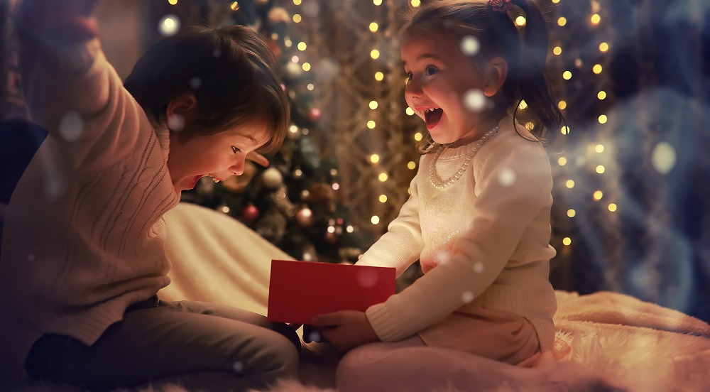 Kinder freuen sich über Weihnachtsgeschenk von ihrem Wunschzettel