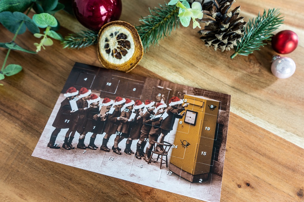 Adventskalender-Weihnachtskarte mit Weihnachtsdekoration