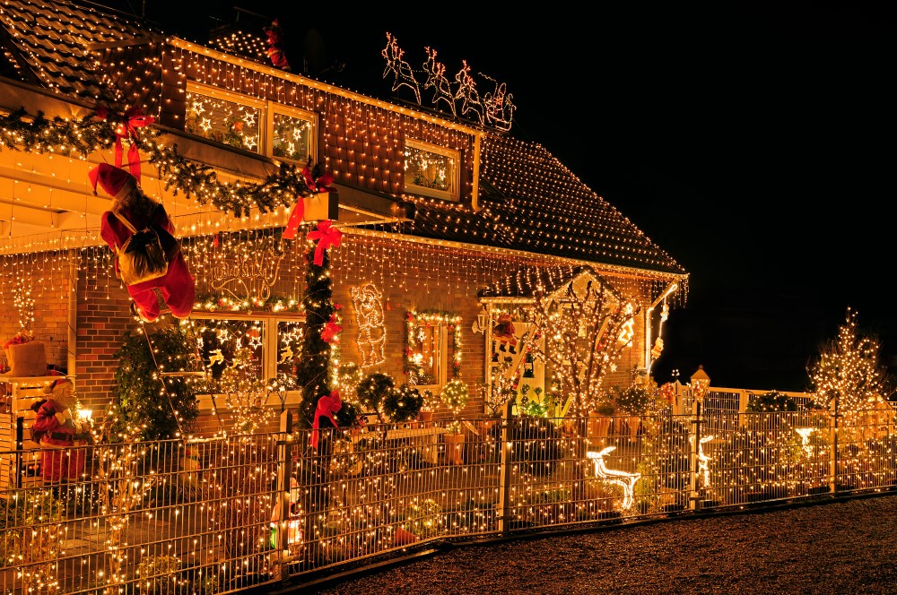 mit vielen Lichtern weihnachtlich geschmücktes Haus