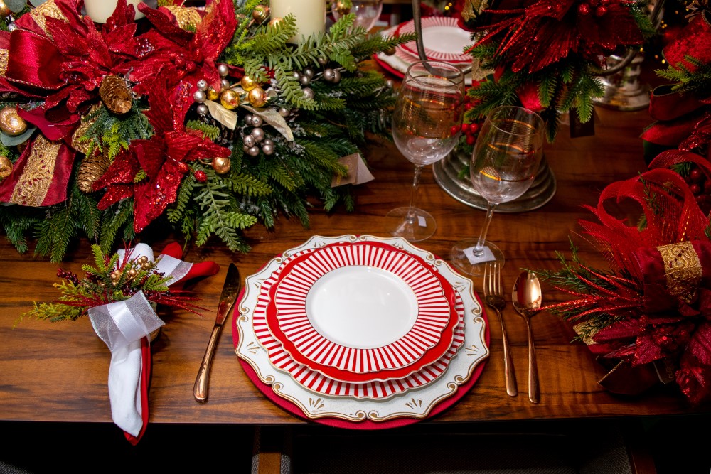 rote Tischdekoration an Weihnachten