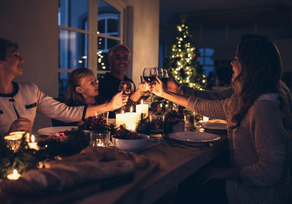 Familie am Weihnachtstisch