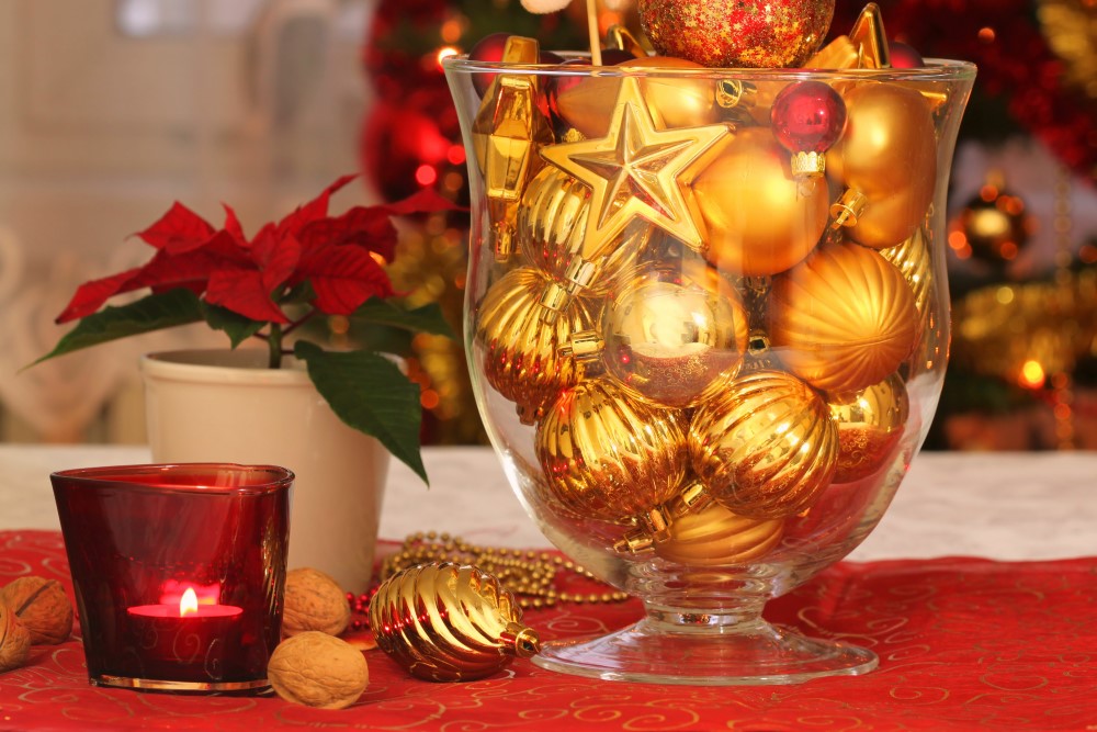 goldener Christbaumschmuck in Vase