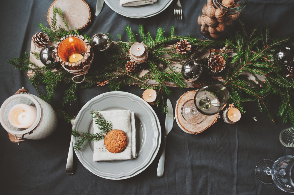 Weihnachtstisch mit Naturmaterialien dekoriert