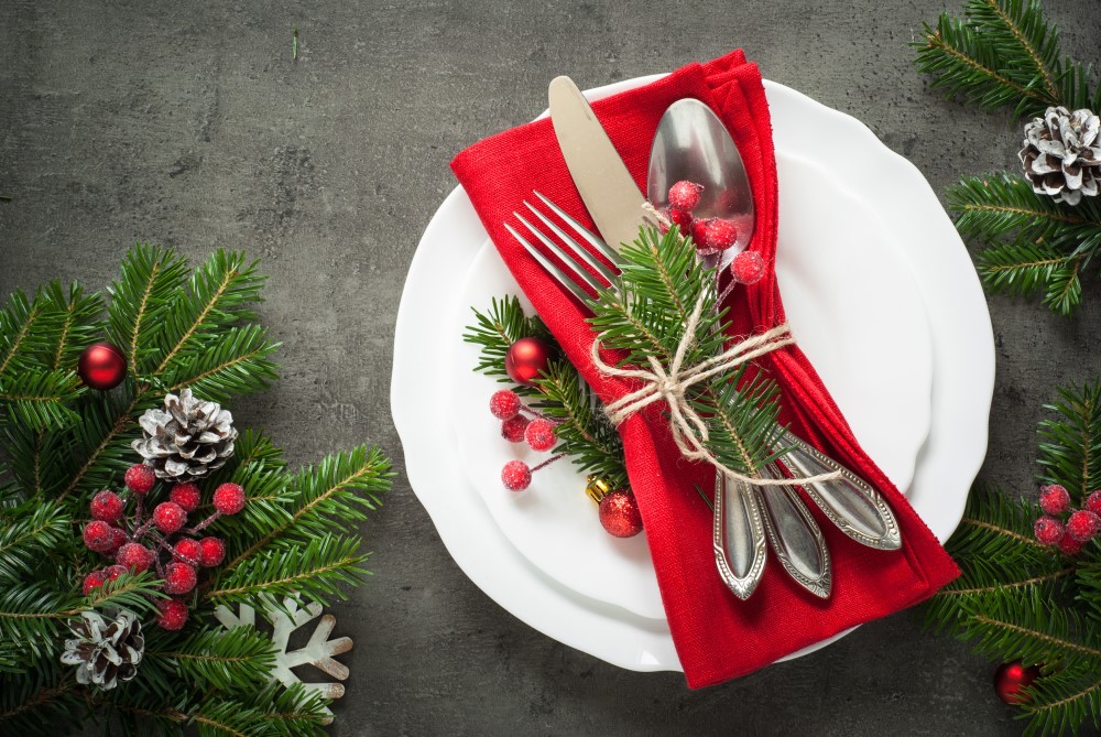 Teller mit roter Serviette auf Weihnachtstisch