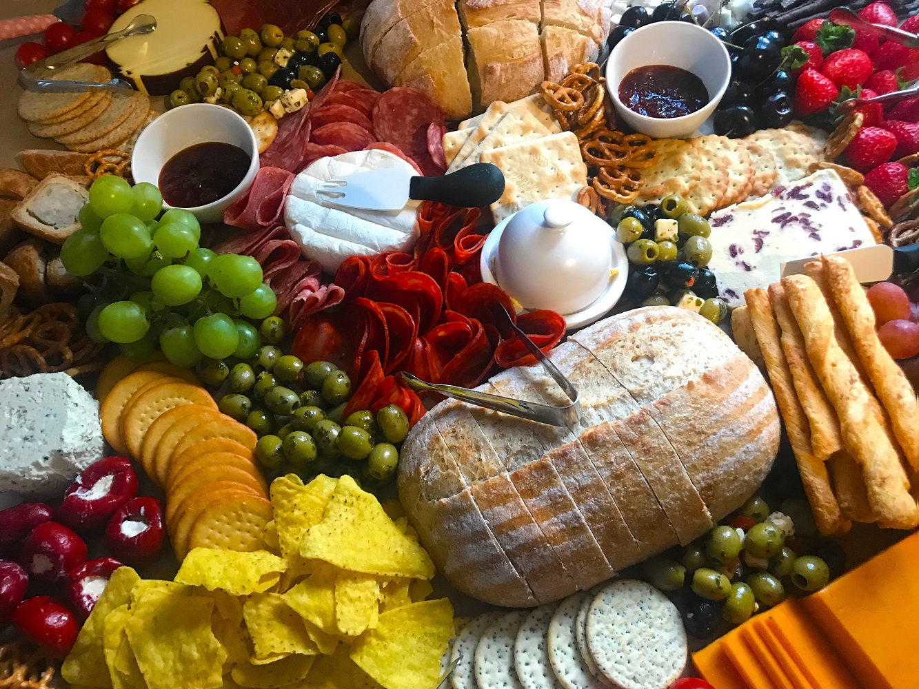 Platte mit Käse, Aufschnitt und weiteren Vorspeisen