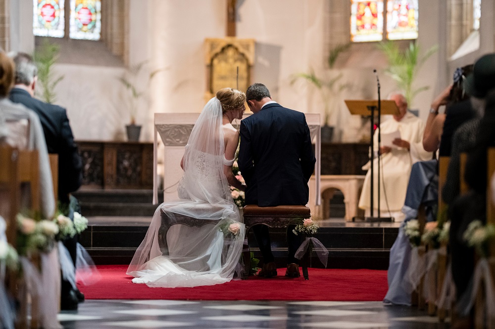 Brautpaar in einem Kirchensaal