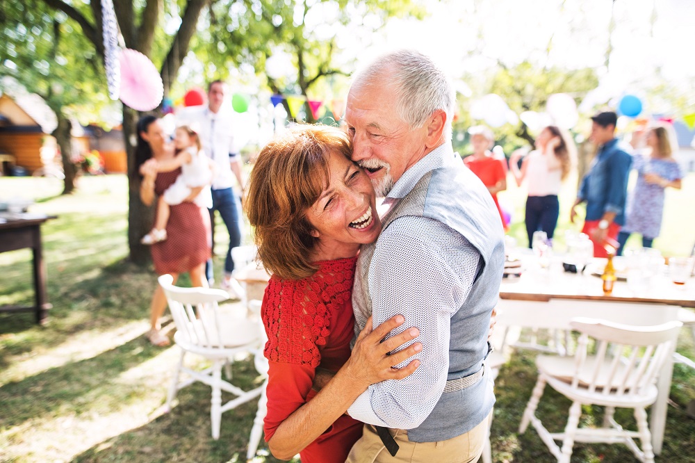 älteres Ehepaar tanzt auf Feier