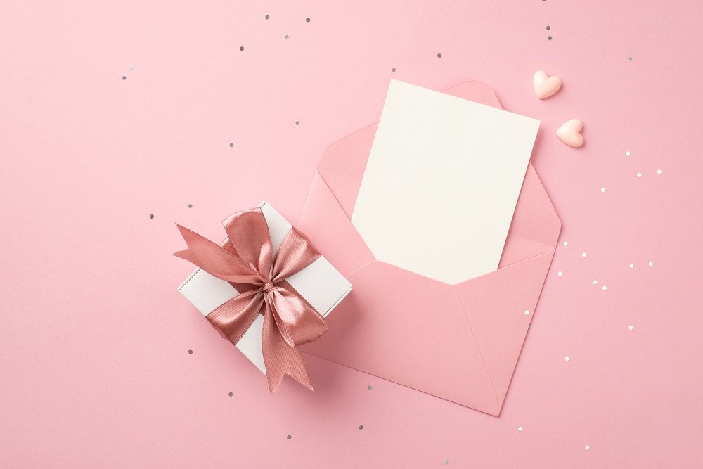 Hochzeitseinladungskarte mit kleinem Geschenk