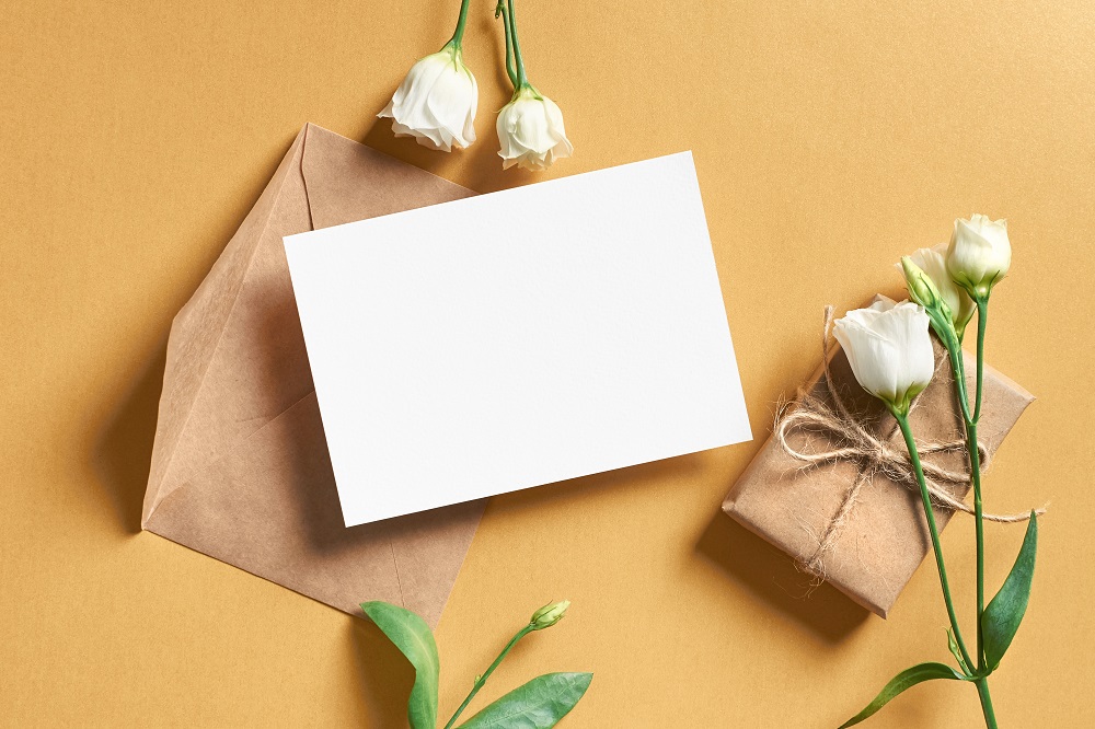 Geschenk, Karte und Briefumschlag mit Blumen