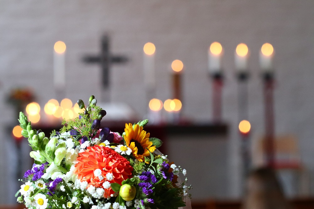 Blumenstrauß in Kirche