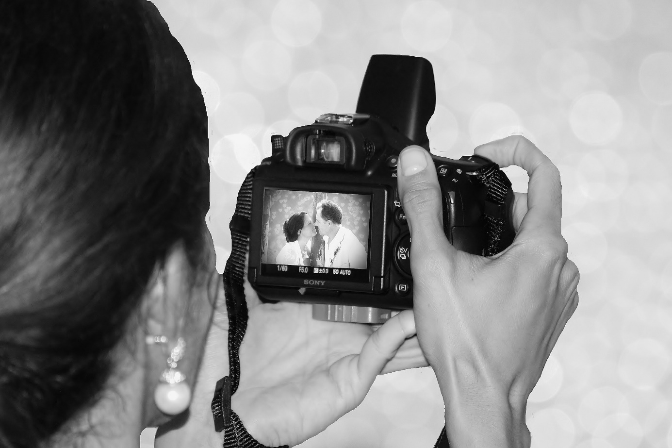 Eine Fotografin macht ein Bild des Brautpaars