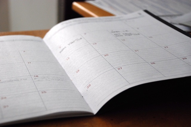 Aufgeschlagener Kalender