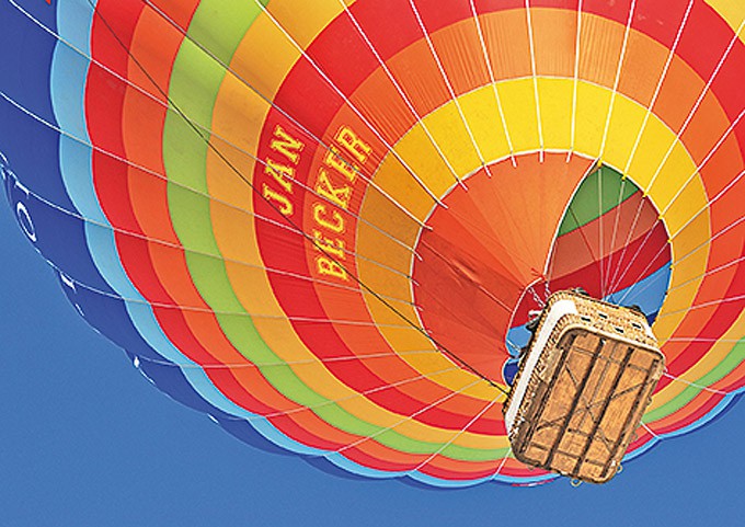 Nah-Ansicht von unten eines schwebenden Heissluftballons.