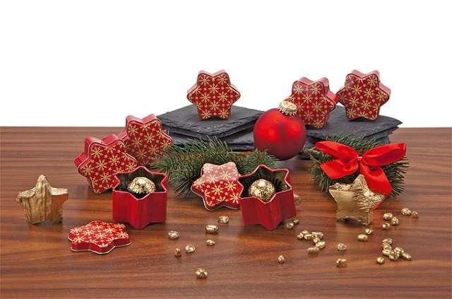 Auf einem Tisch drapierte Weihnachtsdeko